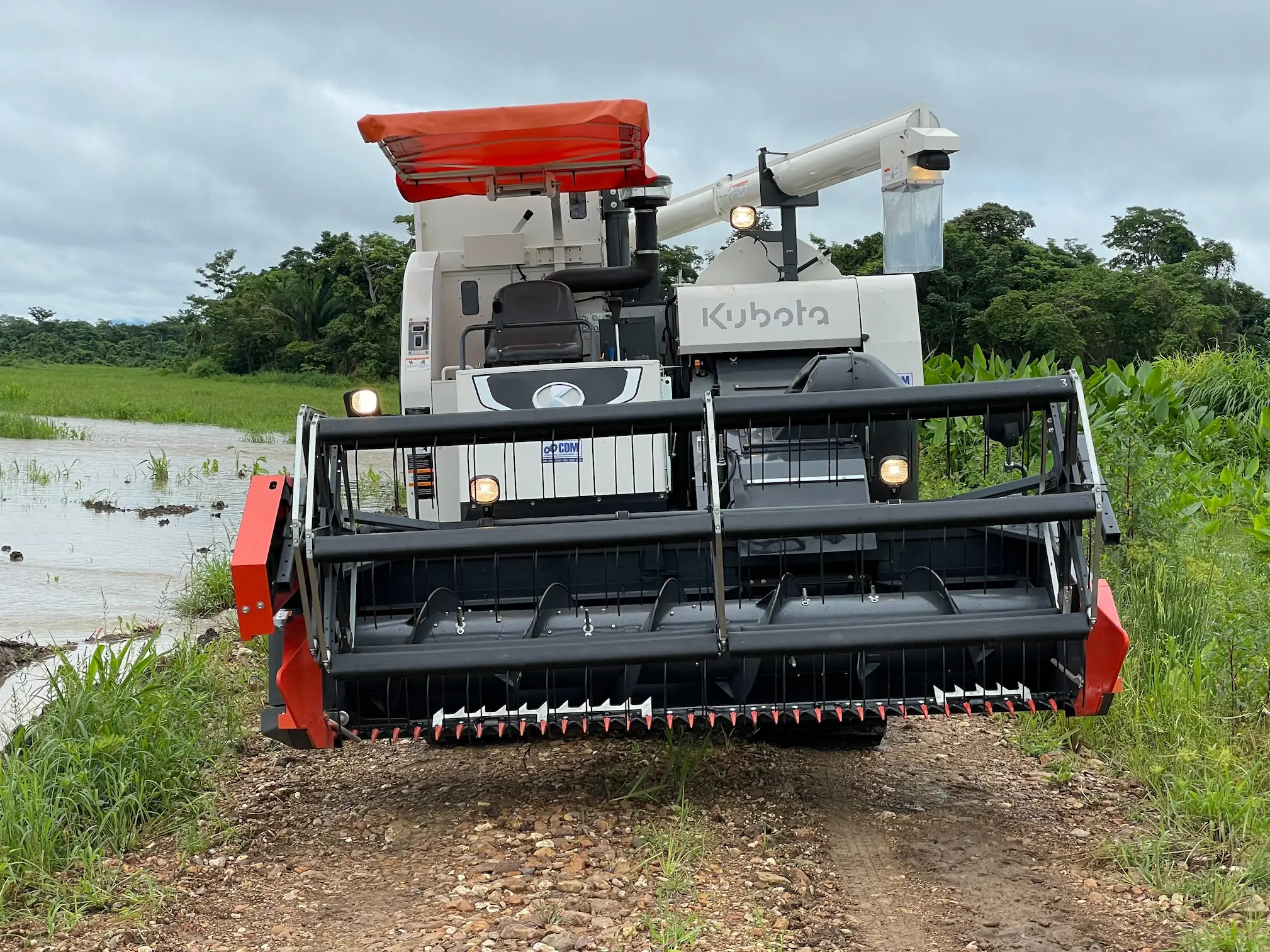Cosechadora industrial Case IH operando en campo de alto rendimiento CORSSA