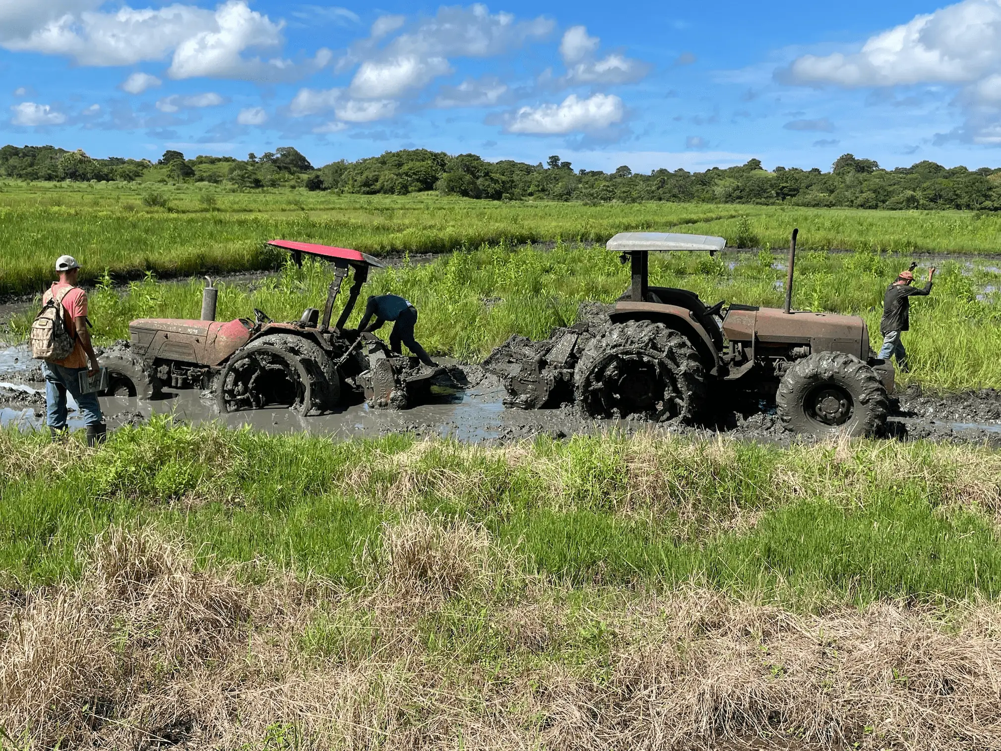 Tractores operando en terrenos anegados ilustrando vulnerabilidad tradicional